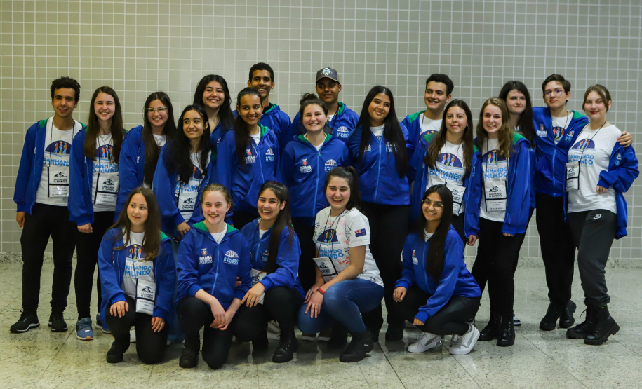 Estudantes participantes do programa Ganhando o Mundo, do Governo do Estado, chegam ao Aeroporto Afonso Pena após estudarem um semestre letivo na Nova Zelândia