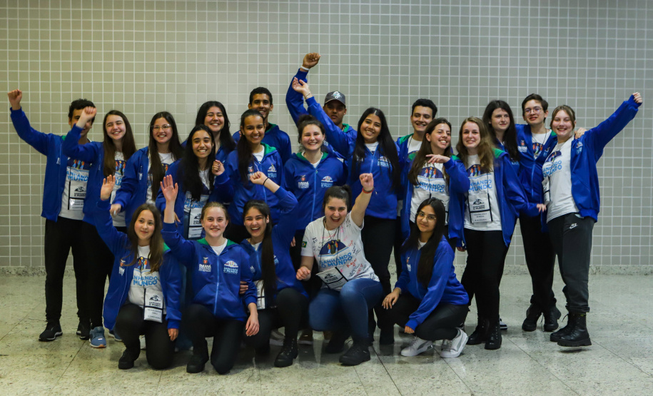 Estudantes participantes do programa Ganhando o Mundo, do Governo do Estado, chegam ao Aeroporto Afonso Pena após estudarem um semestre letivo na Nova Zelândia