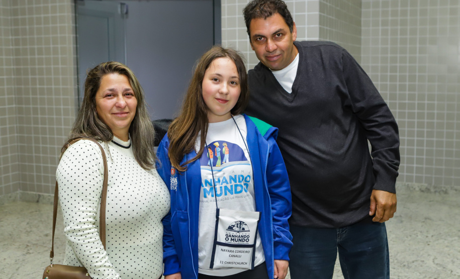 Estudantes participantes do programa Ganhando o Mundo, do Governo do Estado, chegam ao Aeroporto Afonso Pena após estudarem um semestre letivo na Nova Zelândia