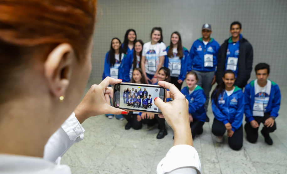 Estudantes participantes do programa Ganhando o Mundo, do Governo do Estado, chegam ao Aeroporto Afonso Pena após estudarem um semestre letivo na Nova Zelândia