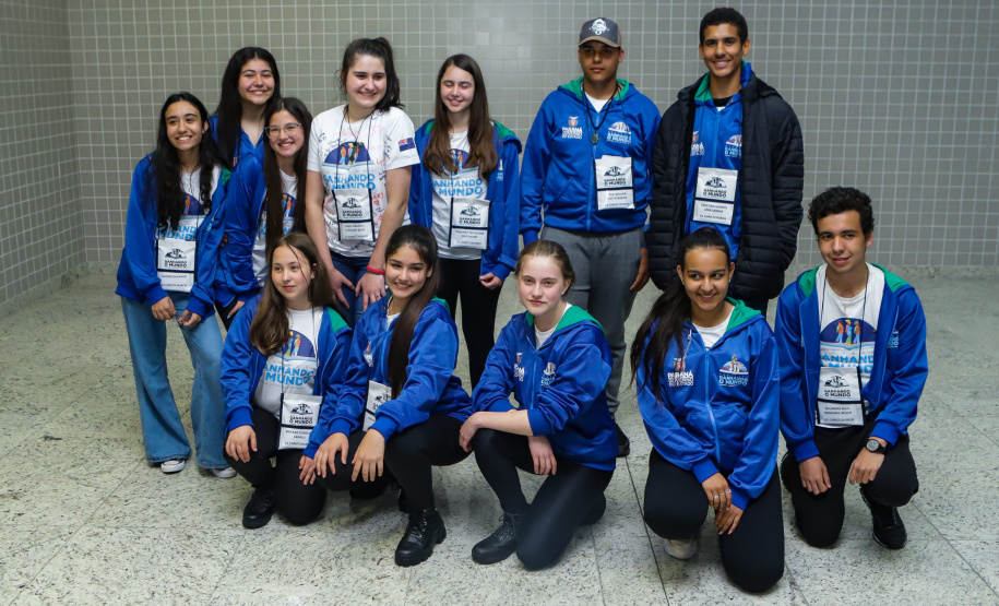 Estudantes participantes do programa Ganhando o Mundo, do Governo do Estado, chegam ao Aeroporto Afonso Pena após estudarem um semestre letivo na Nova Zelândia