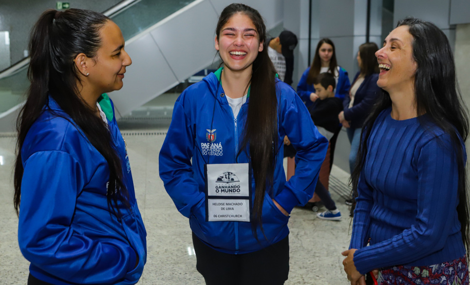 Estudantes participantes do programa Ganhando o Mundo, do Governo do Estado, chegam ao Aeroporto Afonso Pena após estudarem um semestre letivo na Nova Zelândia