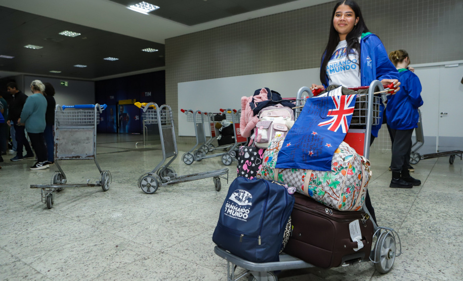Estudantes participantes do programa Ganhando o Mundo, do Governo do Estado, chegam ao Aeroporto Afonso Pena após estudarem um semestre letivo na Nova Zelândia