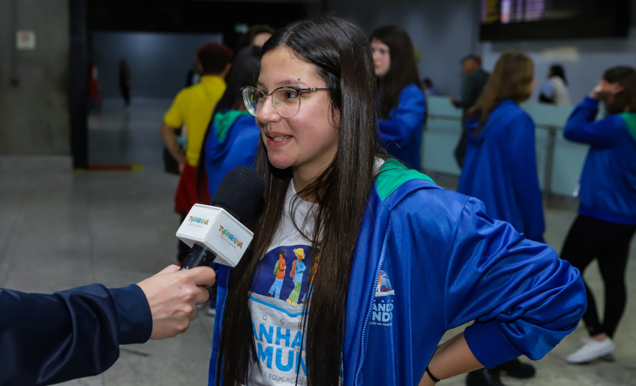 Estudantes participantes do programa Ganhando o Mundo, do Governo do Estado, chegam ao Aeroporto Afonso Pena após estudarem um semestre letivo na Nova Zelândia