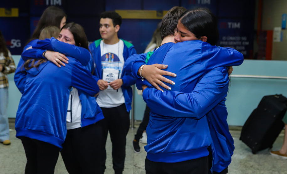 Estudantes participantes do programa Ganhando o Mundo, do Governo do Estado, chegam ao Aeroporto Afonso Pena após estudarem um semestre letivo na Nova Zelândia