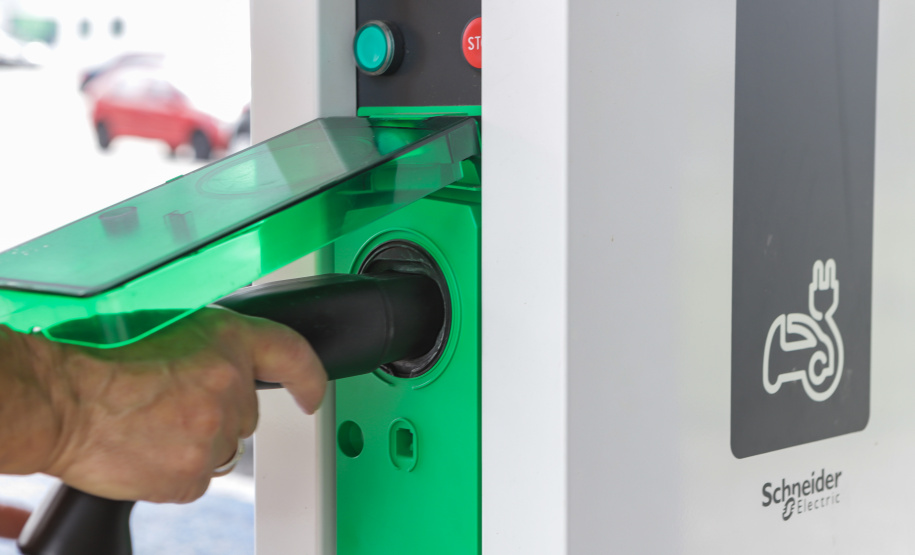 Carregamento de carro elétrico no Palácio Iguaçu