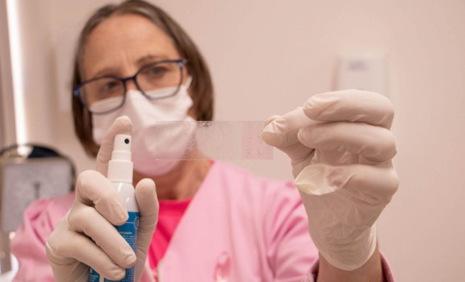 Outubro Rosa: ambulatório do HU-UEPG realiza coleta de preventivo em servidoras