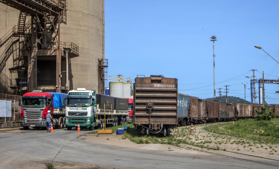 Aumenta transporte ferroviário de carga pelos portos paranaenses