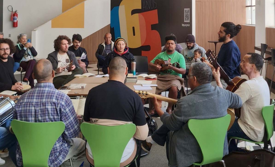 Biblioteca Pública recebe edições mensais do projeto Samba do Compositor Paranaense