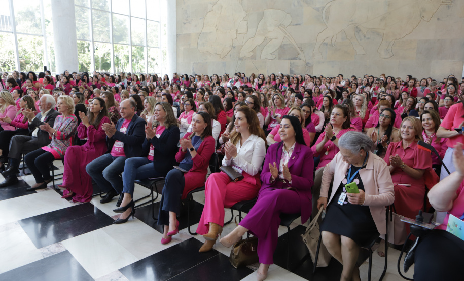 Primeira-dama destaca importância da conscientização contra o câncer de mama