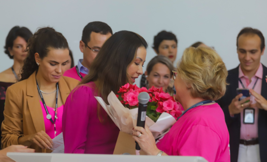 Primeira-dama destaca importância da conscientização contra o câncer de mama