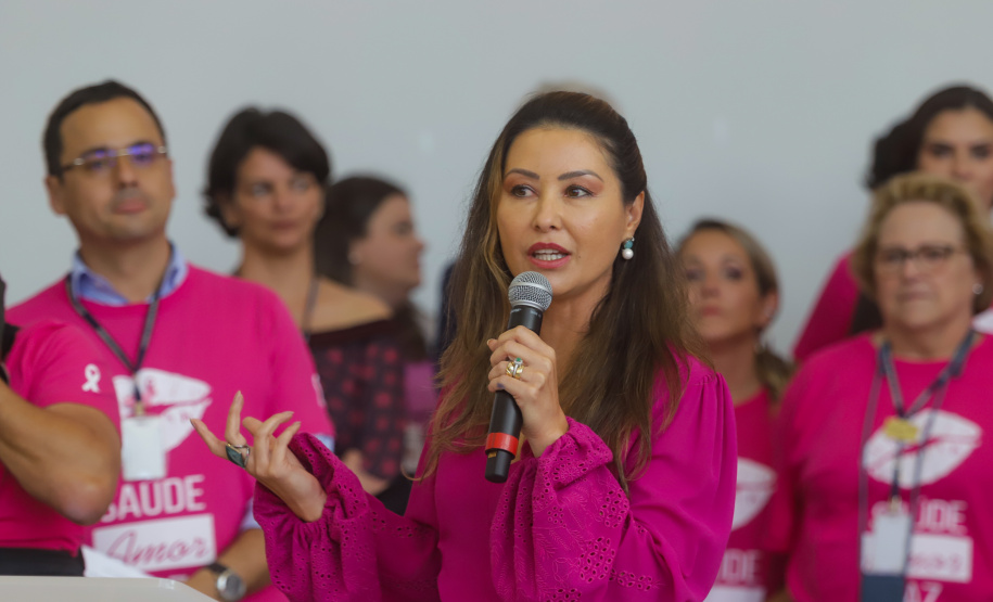 Primeira-dama destaca importância da conscientização contra o câncer de mama