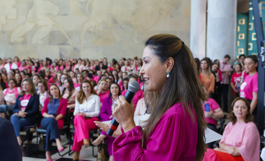 Primeira-dama destaca importância da conscientização contra o câncer de mama