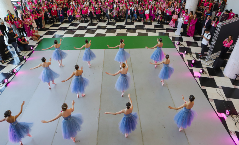 Primeira-dama destaca importância da conscientização contra o câncer de mama