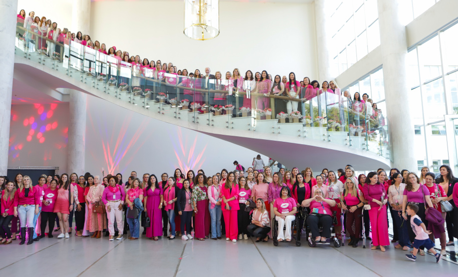 Primeira-dama destaca importância da conscientização contra o câncer de mama