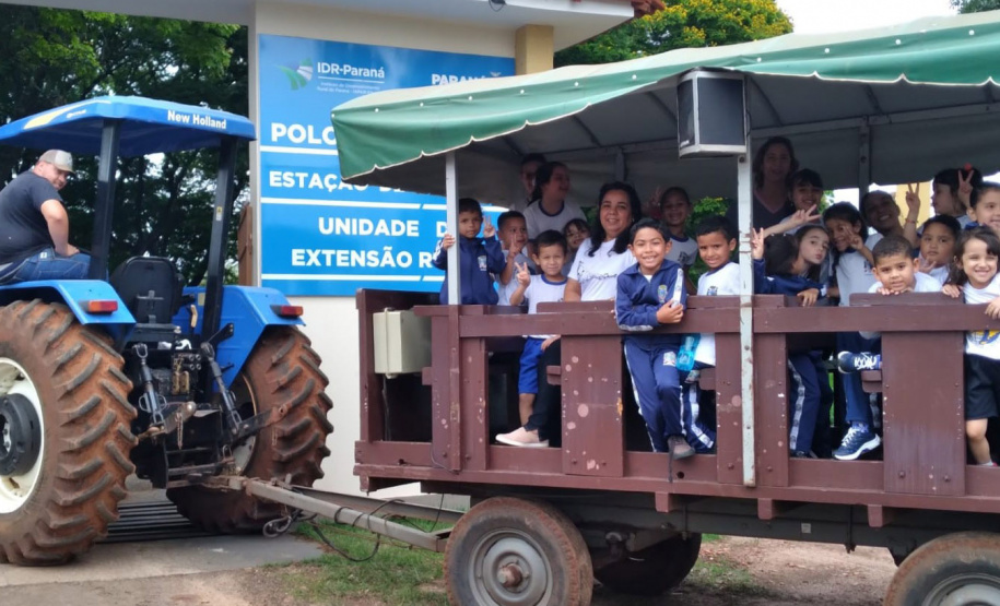 Polo de Pesquisa e Inovação do IDR-Paraná, em Paranavaí, recebe visitas de estudantes -
