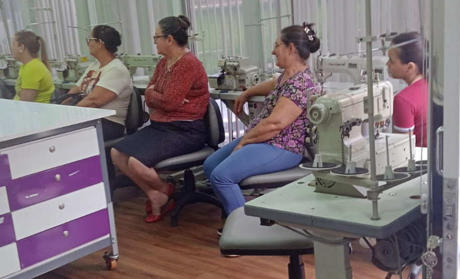 Carreta do Conhecimento leva Curso de Corte e Costura Industrial à Flórida