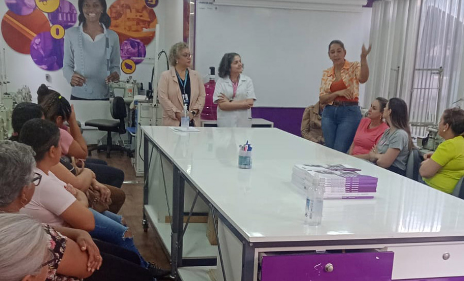 Carreta do Conhecimento leva Curso de Corte e Costura Industrial à Flórida