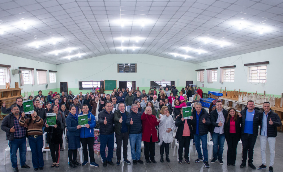 Criado para facilitar a regularização de imóveis sem registro em todo o Paraná, o programa Escritura na Mão será ampliado pelo Governo do Estado a partir de 2023. Com isso, a meta estabelecida inicialmente, de atender 16 mil famílias, deverá ser expandida a partir do firmamento de novas parcerias com os municípios e de um modelo mais simples de contratação -