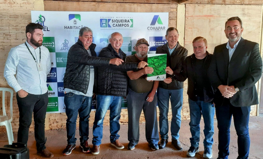 Criado para facilitar a regularização de imóveis sem registro em todo o Paraná, o programa Escritura na Mão será ampliado pelo Governo do Estado a partir de 2023. Com isso, a meta estabelecida inicialmente, de atender 16 mil famílias, deverá ser expandida a partir do firmamento de novas parcerias com os municípios e de um modelo mais simples de contratação -