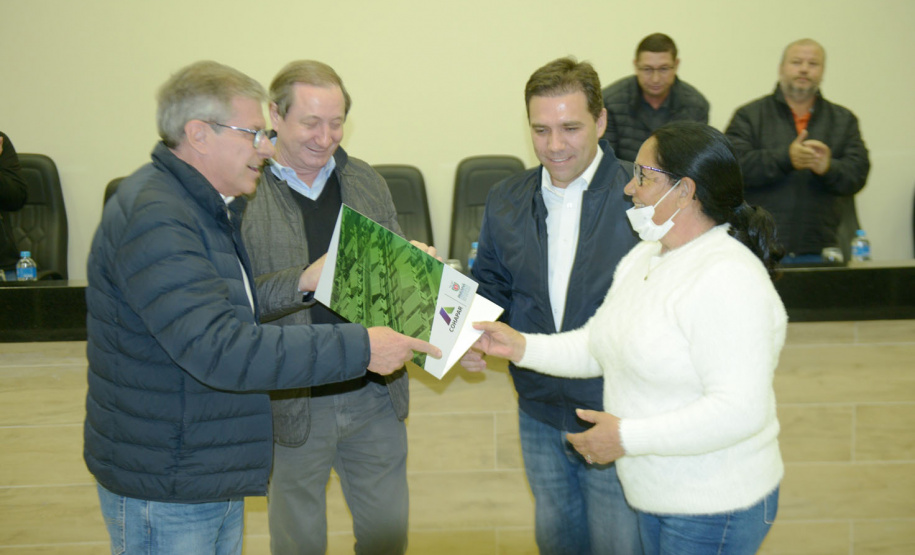 Criado para facilitar a regularização de imóveis sem registro em todo o Paraná, o programa Escritura na Mão será ampliado pelo Governo do Estado a partir de 2023. Com isso, a meta estabelecida inicialmente, de atender 16 mil famílias, deverá ser expandida a partir do firmamento de novas parcerias com os municípios e de um modelo mais simples de contratação -