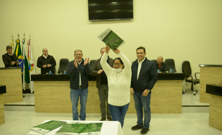 Criado para facilitar a regularização de imóveis sem registro em todo o Paraná, o programa Escritura na Mão será ampliado pelo Governo do Estado a partir de 2023. Com isso, a meta estabelecida inicialmente, de atender 16 mil famílias, deverá ser expandida a partir do firmamento de novas parcerias com os municípios e de um modelo mais simples de contratação -