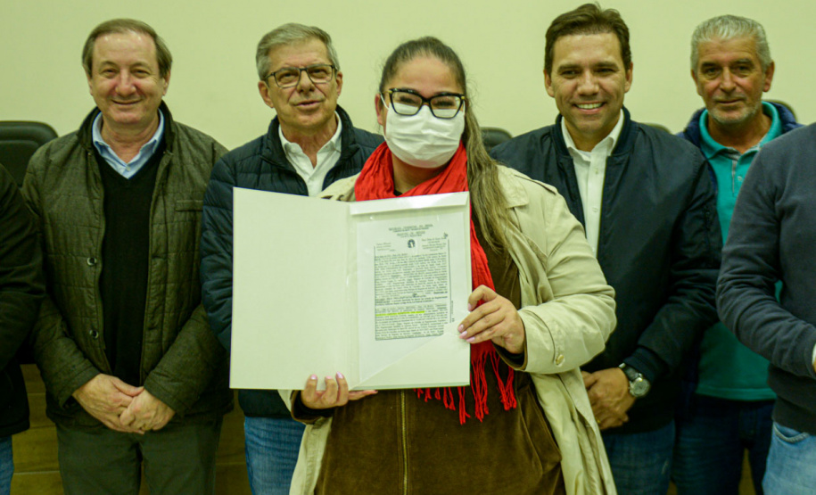 Criado para facilitar a regularização de imóveis sem registro em todo o Paraná, o programa Escritura na Mão será ampliado pelo Governo do Estado a partir de 2023. Com isso, a meta estabelecida inicialmente, de atender 16 mil famílias, deverá ser expandida a partir do firmamento de novas parcerias com os municípios e de um modelo mais simples de contratação -