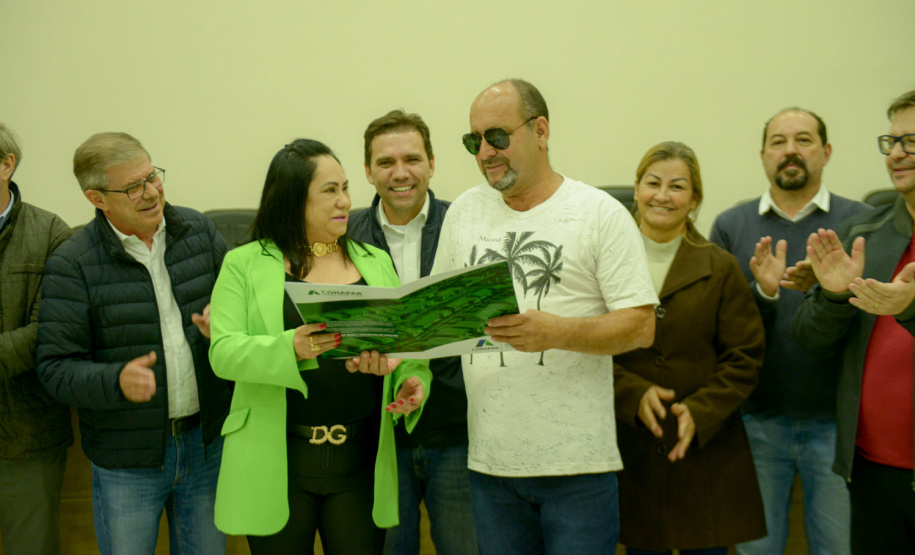 Criado para facilitar a regularização de imóveis sem registro em todo o Paraná, o programa Escritura na Mão será ampliado pelo Governo do Estado a partir de 2023. Com isso, a meta estabelecida inicialmente, de atender 16 mil famílias, deverá ser expandida a partir do firmamento de novas parcerias com os municípios e de um modelo mais simples de contratação -