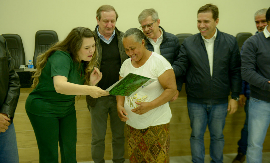 Criado para facilitar a regularização de imóveis sem registro em todo o Paraná, o programa Escritura na Mão será ampliado pelo Governo do Estado a partir de 2023. Com isso, a meta estabelecida inicialmente, de atender 16 mil famílias, deverá ser expandida a partir do firmamento de novas parcerias com os municípios e de um modelo mais simples de contratação -