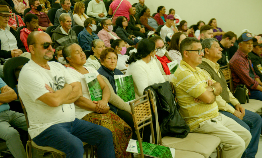 Criado para facilitar a regularização de imóveis sem registro em todo o Paraná, o programa Escritura na Mão será ampliado pelo Governo do Estado a partir de 2023. Com isso, a meta estabelecida inicialmente, de atender 16 mil famílias, deverá ser expandida a partir do firmamento de novas parcerias com os municípios e de um modelo mais simples de contratação -