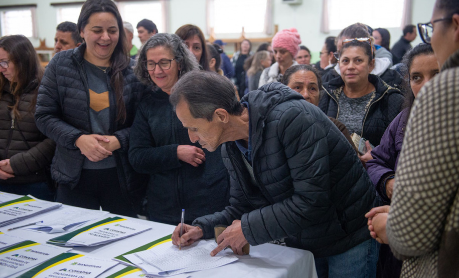 Criado para facilitar a regularização de imóveis sem registro em todo o Paraná, o programa Escritura na Mão será ampliado pelo Governo do Estado a partir de 2023. Com isso, a meta estabelecida inicialmente, de atender 16 mil famílias, deverá ser expandida a partir do firmamento de novas parcerias com os municípios e de um modelo mais simples de contratação -