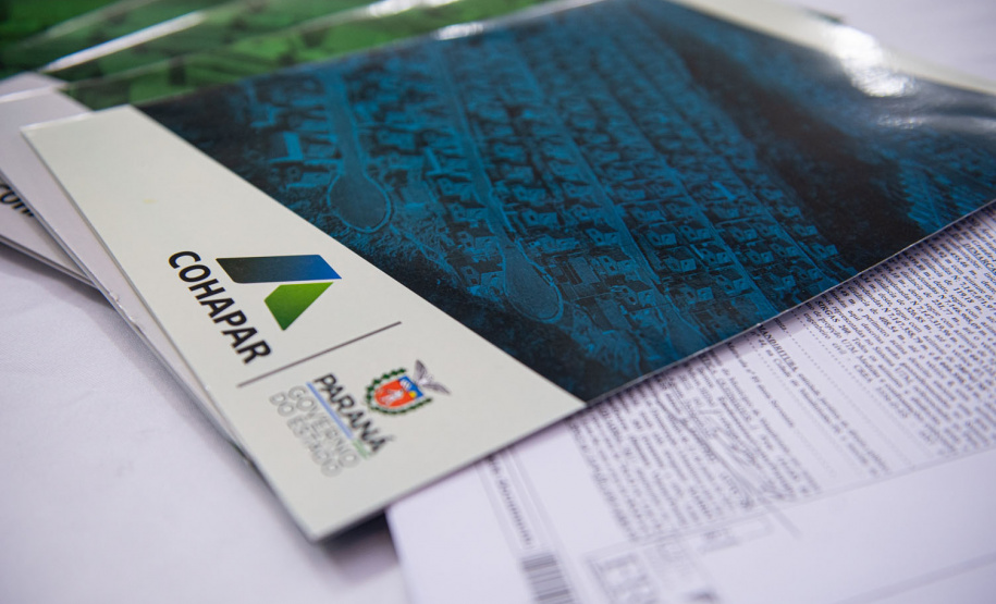 Criado para facilitar a regularização de imóveis sem registro em todo o Paraná, o programa Escritura na Mão será ampliado pelo Governo do Estado a partir de 2023. Com isso, a meta estabelecida inicialmente, de atender 16 mil famílias, deverá ser expandida a partir do firmamento de novas parcerias com os municípios e de um modelo mais simples de contratação -