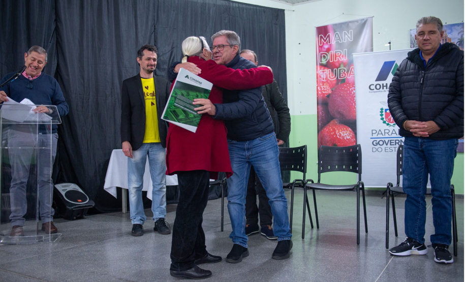 Criado para facilitar a regularização de imóveis sem registro em todo o Paraná, o programa Escritura na Mão será ampliado pelo Governo do Estado a partir de 2023. Com isso, a meta estabelecida inicialmente, de atender 16 mil famílias, deverá ser expandida a partir do firmamento de novas parcerias com os municípios e de um modelo mais simples de contratação -