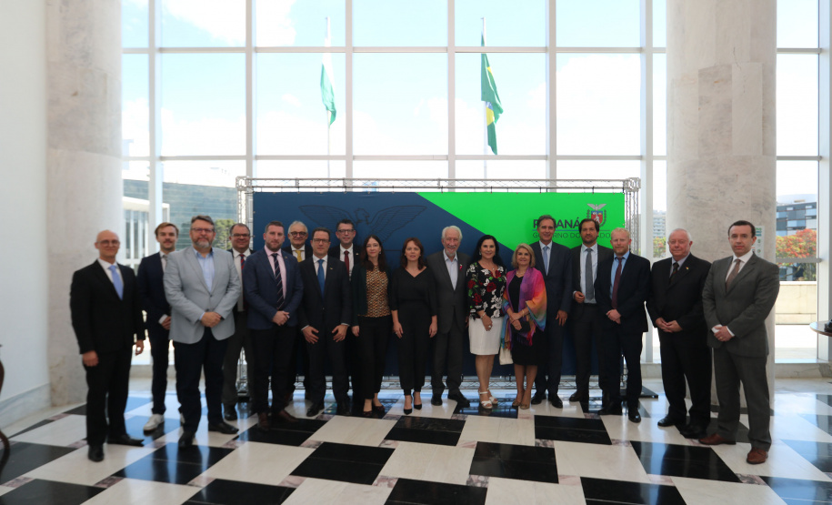 Vice-governador do Estado do Paraná, Darcia Piana, durante reunião com cônsules da União Europeia -