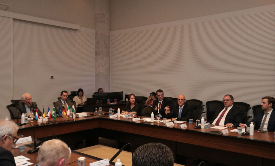 Vice-governador do Estado do Paraná, Darcia Piana, durante reunião com cônsules da União Europeia -