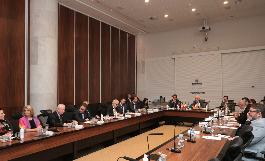 Vice-governador do Estado do Paraná, Darcia Piana, durante reunião com cônsules da União Europeia -