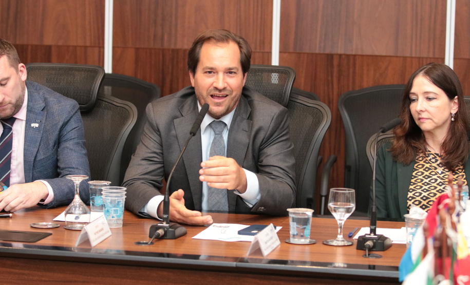 Vice-governador do Estado do Paraná, Darcia Piana, durante reunião com cônsules da União Europeia -