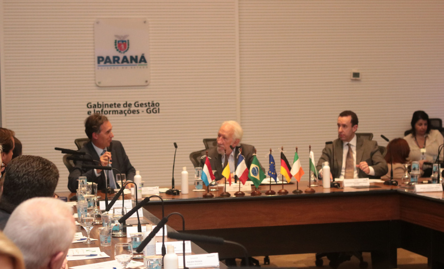 Vice-governador do Estado do Paraná, Darcia Piana, durante reunião com cônsules da União Europeia -