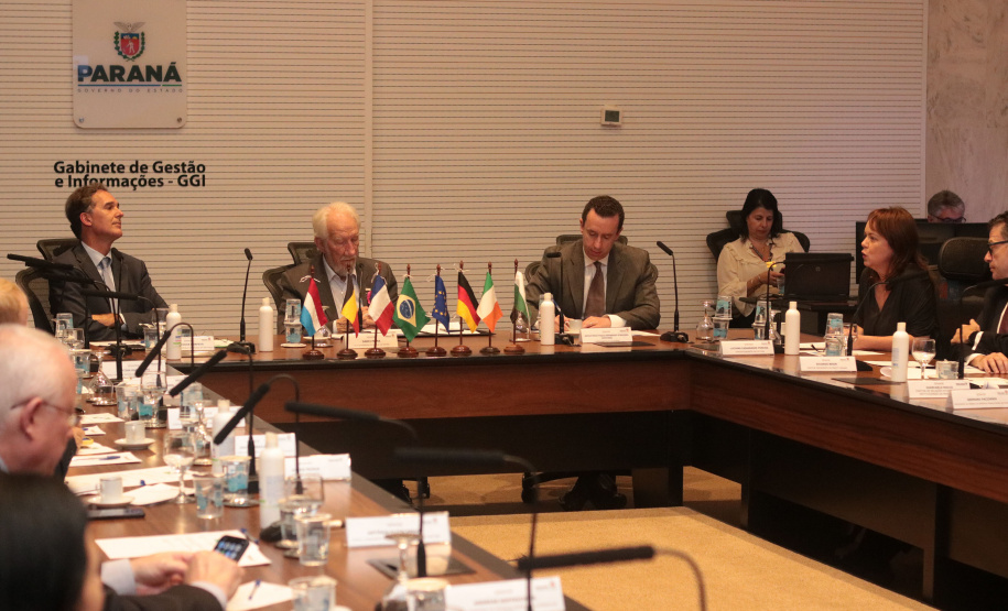 Vice-governador do Estado do Paraná, Darcia Piana, durante reunião com cônsules da União Europeia -