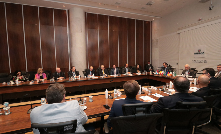 Vice-governador do Estado do Paraná, Darcia Piana, durante reunião com cônsules da União Europeia -