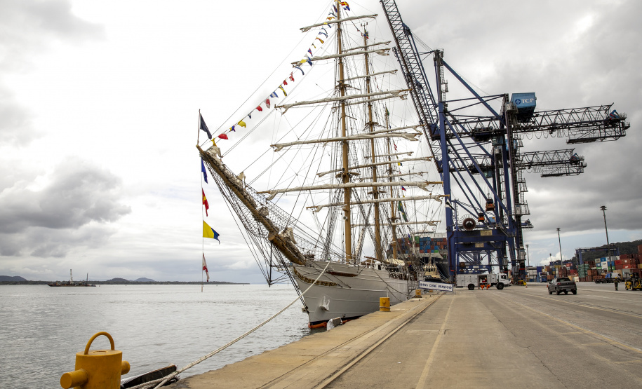 Navio-veleiro Cisne Branco atrai trabalhadores e visitantes no cais do Porto de Paranaguá
