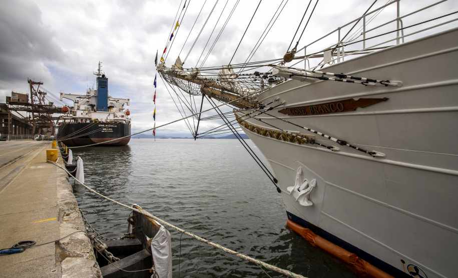 Navio-veleiro Cisne Branco atrai trabalhadores e visitantes no cais do Porto de Paranaguá