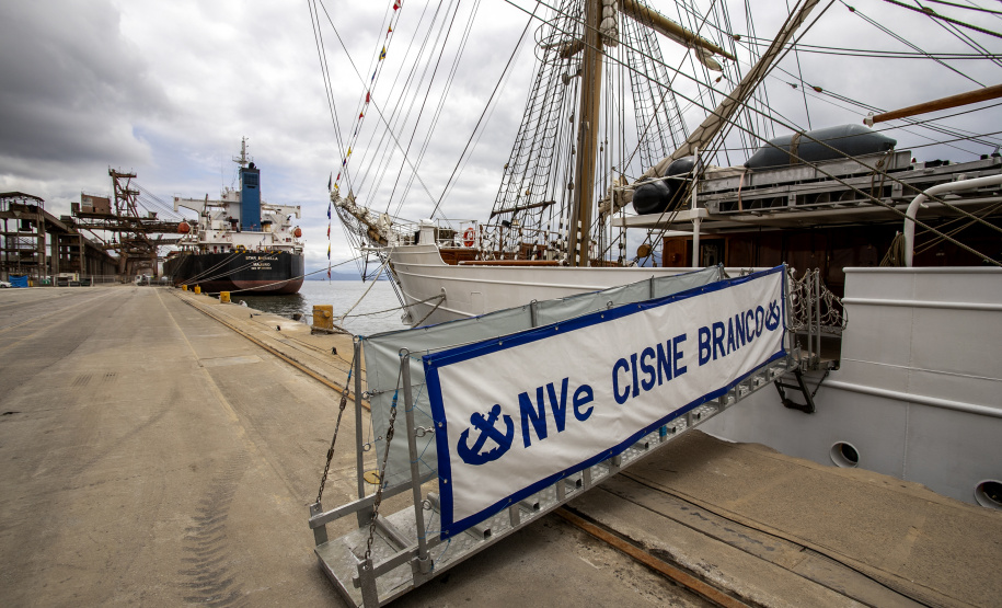 Navio-veleiro Cisne Branco atrai trabalhadores e visitantes no cais do Porto de Paranaguá