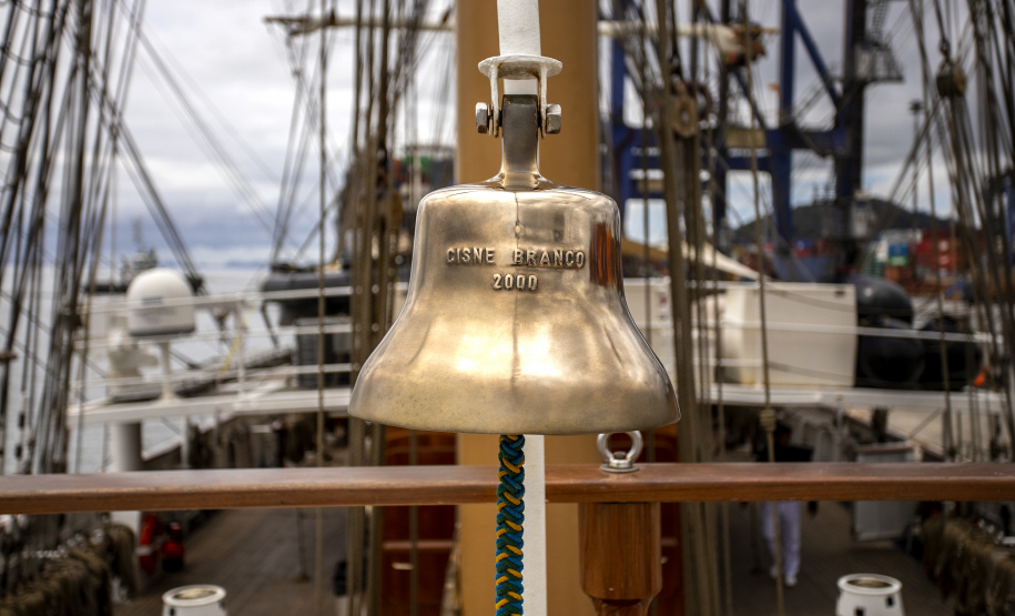 Navio-veleiro Cisne Branco atrai trabalhadores e visitantes no cais do Porto de Paranaguá