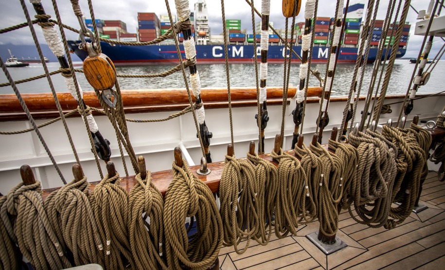Navio-veleiro Cisne Branco atrai trabalhadores e visitantes no cais do Porto de Paranaguá