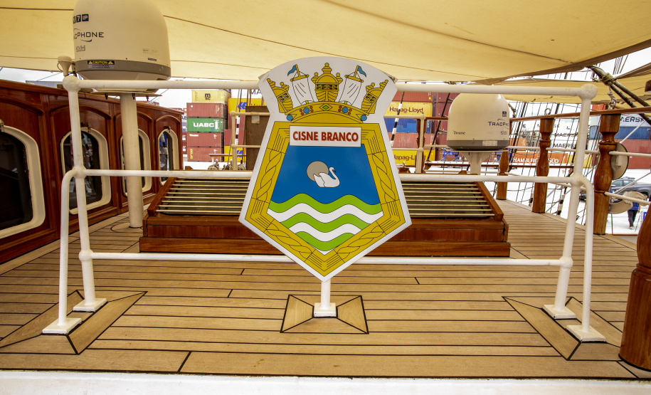 Navio-veleiro Cisne Branco atrai trabalhadores e visitantes no cais do Porto de Paranaguá
