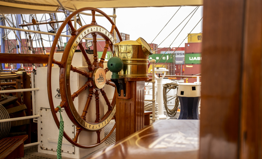 Navio-veleiro Cisne Branco atrai trabalhadores e visitantes no cais do Porto de Paranaguá