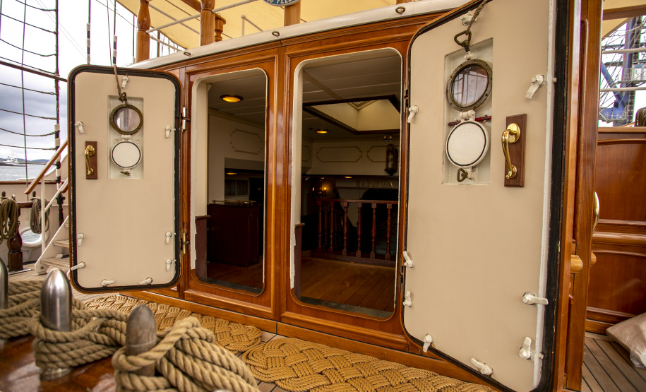 Navio-veleiro Cisne Branco atrai trabalhadores e visitantes no cais do Porto de Paranaguá