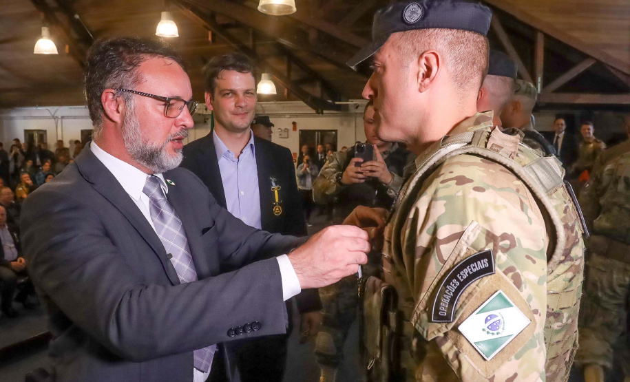 PMPR homenageia militares e autoridades civis no aniversário do BPRv, BPMOA e BOPE
