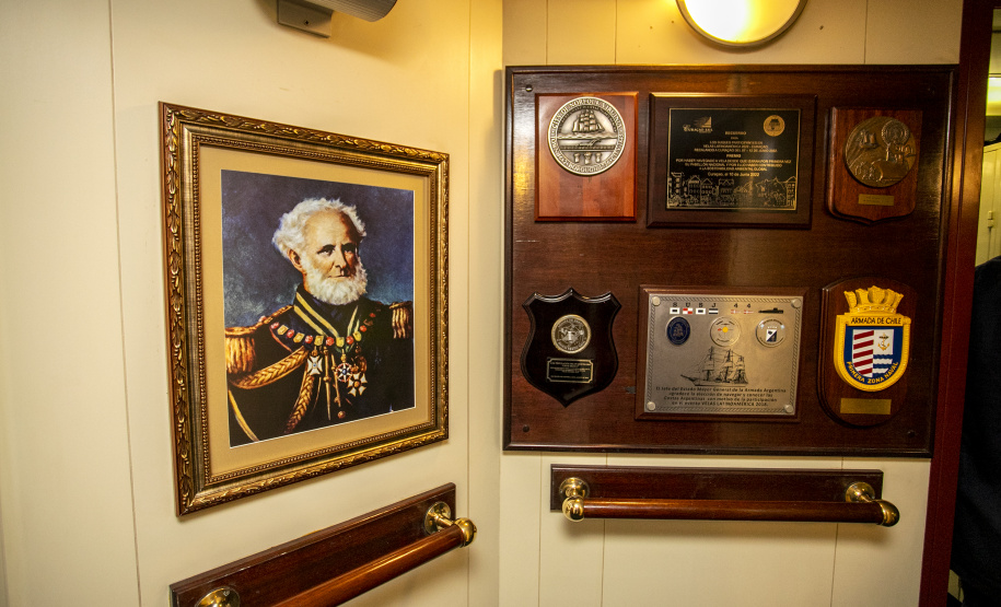 Navio-veleiro Cisne Branco atrai trabalhadores e visitantes no cais do Porto de Paranaguá